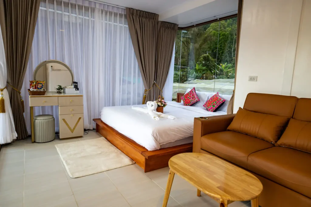 luxury-glamping-doi-inthanon-waterfall-view-jacuzzi-inkhao-villa-ภายในห้องพักมีโซฟาด้วย