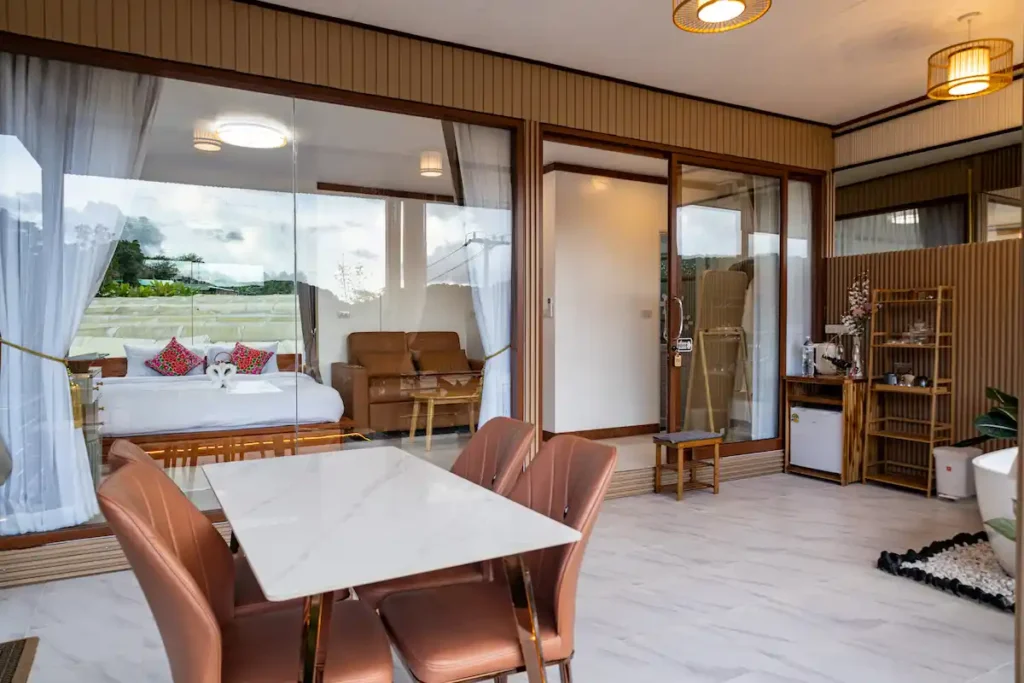 luxury-glamping-doi-inthanon-waterfall-view-jacuzzi-inkhao-villa-หน้าห้องพักมีโต๊ะไว้ทานอาหาร