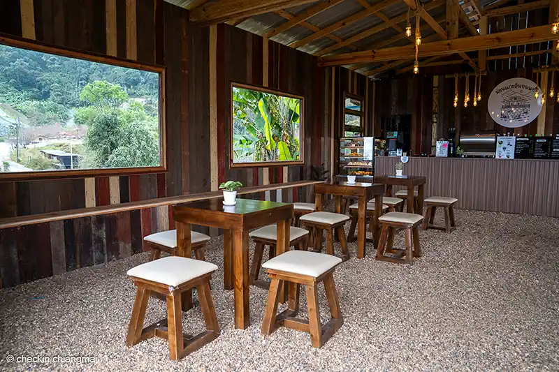 ด้านในของคาเฟ่ที่ม่อนแกะอินทนนท์