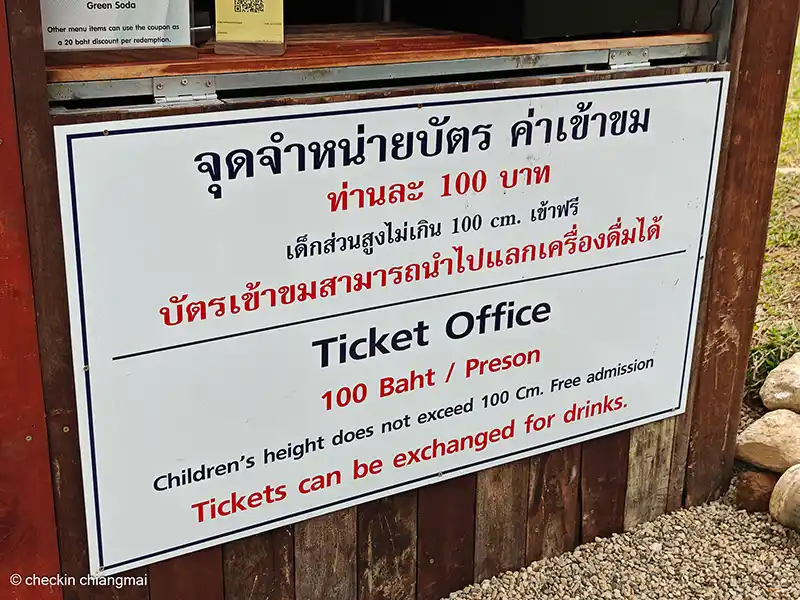 ป้ายแจ้งราคาค่าเข้าคนละ100บาท