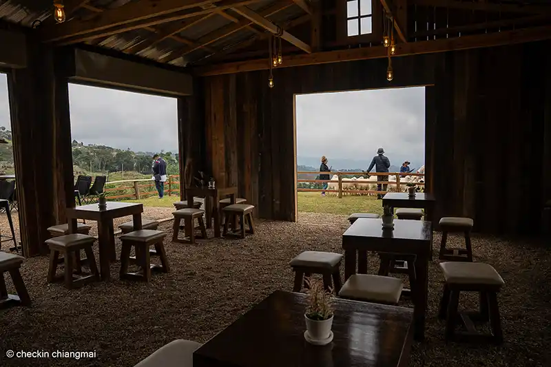 นั่งในคาเฟ่สามาารถเห็นบรรยากาศด้านนอกได้