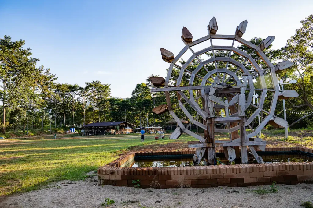 review-kerchor-river-cafe-mae-wang-กังหันลมหน้าร้าน