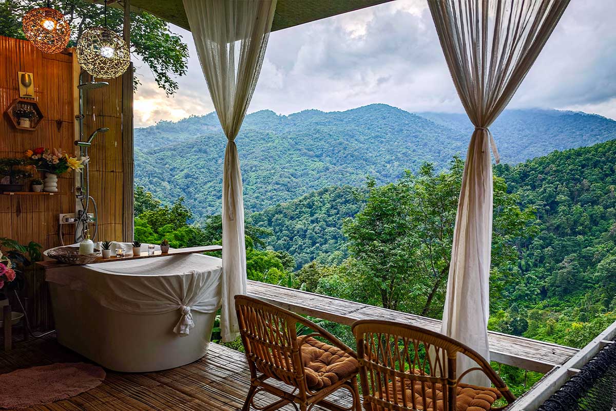 อ่างอาบน้ำวิวภูเขา One Day Homestay บ้านผาปู่จอม แม่แตง เชียงใหม่ ชมทะเลภูเขาแบบพาโนรามาจากระเบียงห้องพัก