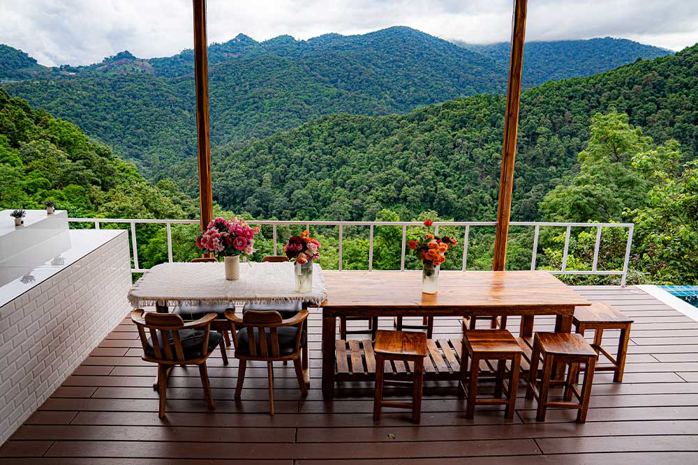ระเบียงนั่งเล่นชมวิวภูเขา One Day Homestay บ้านผาปู่จอม
