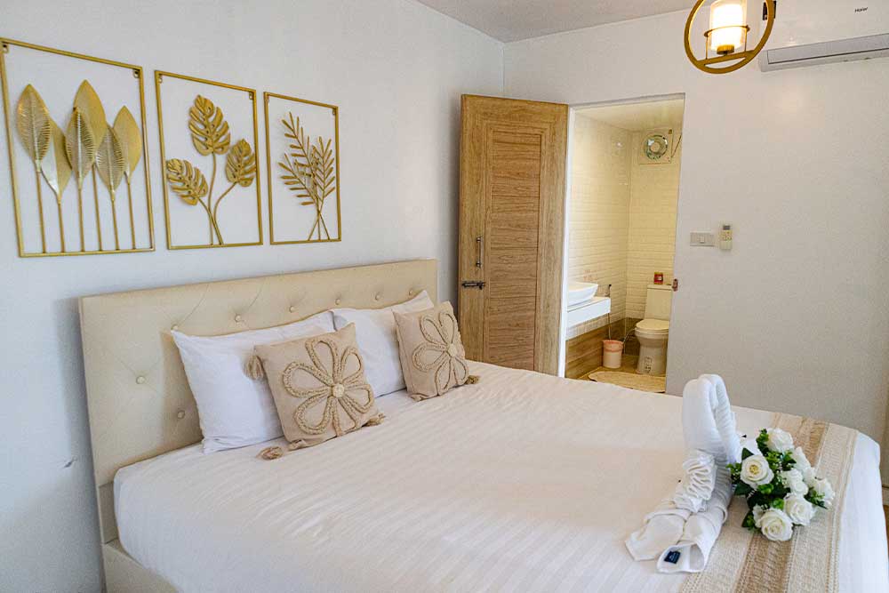 ห้องนอนตกแต่งอบอุ่นสไตล์โฮมสเตย์ One Day Homestay