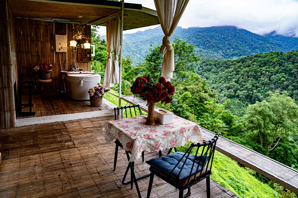 ระเบียงนั่งเล่นชมวิวภูเขา One Day Homestay บ้านผาปู่จอม